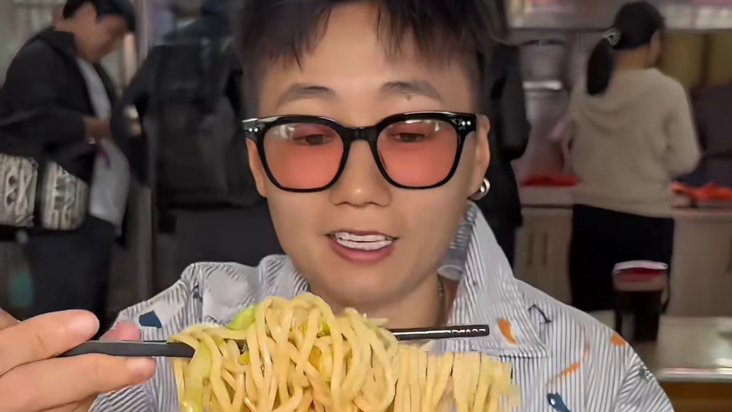 在临沂的街边发现一家红油巨香的板面~ 他家竟然有三十多种配菜！