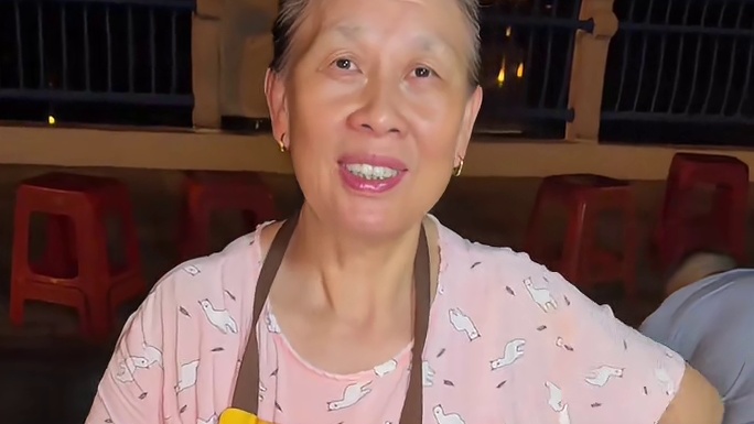偶遇深夜10元水饺摊，阿姨深夜出摊八年了每天现包的水饺吃起来好好吃好亲切