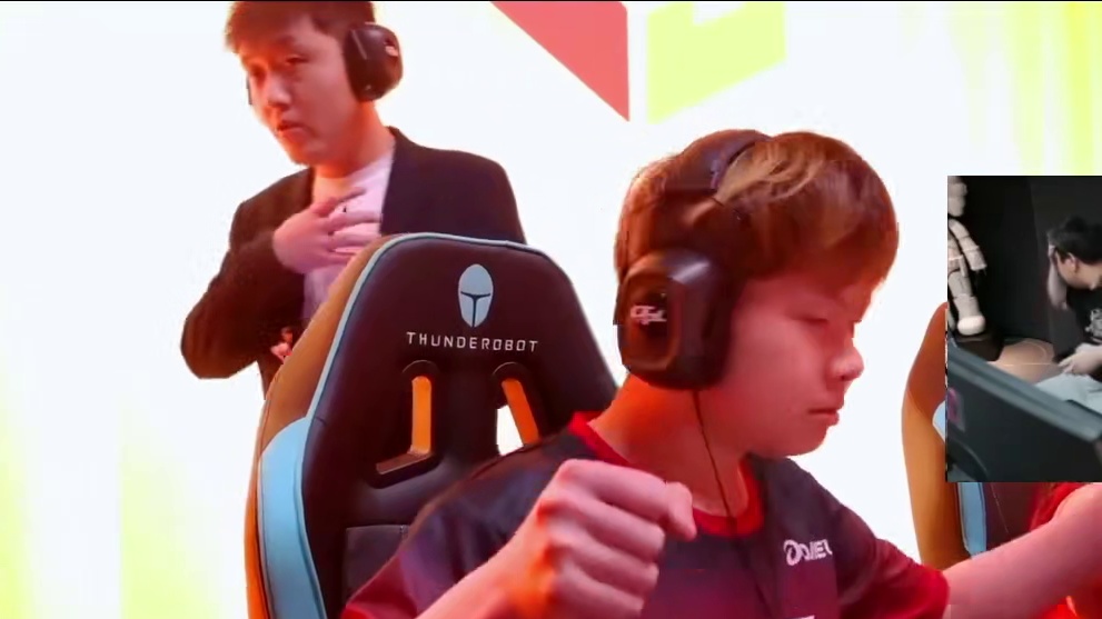 First残局连瞬两人差点1V3，结果队友把First打死了，白老板直接看傻太抽象了