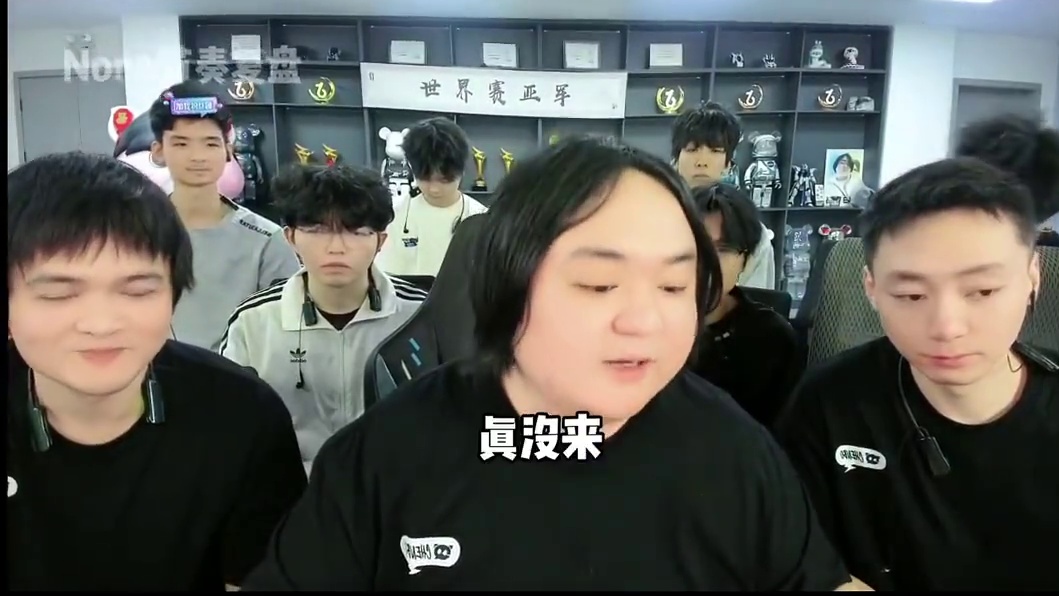 陈伯的桌子下面藏了个小正？