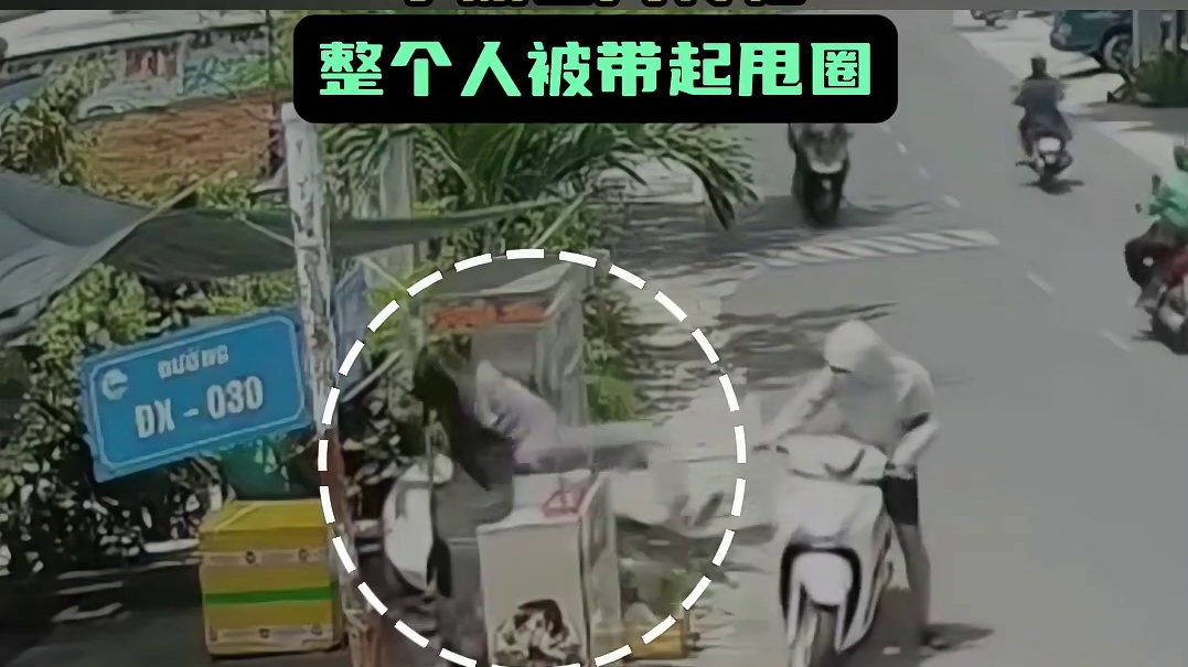 越南一女孩为顾客榨甘蔗汁时 手被卷入转轮 整个人被带起甩圈