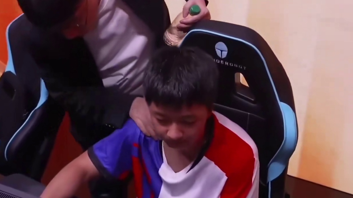 LGD加时赛落败自责的ysh垂头丧气，赛后教练熊队长暖心安慰 #