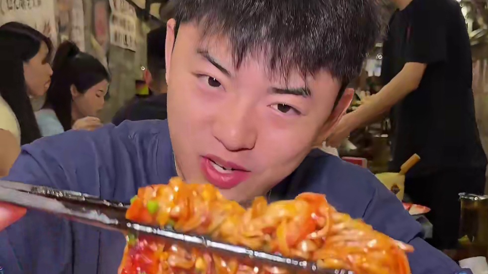 在巨长巨深的防空洞里面自制火锅披萨是一种什么神奇体验！满满辣卤配上蛋煎苕皮，这一顿太有安全感了。