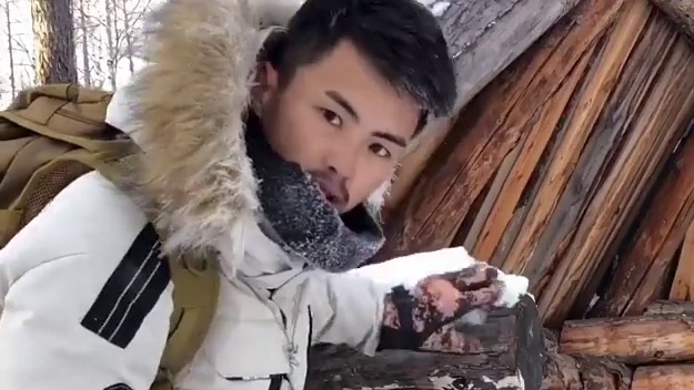 探秘雪山 第二十四天 雪山探索到了雪地别野 价值一千万豪华雪山木屋别野 #雪山生存探秘 #户外 #户
