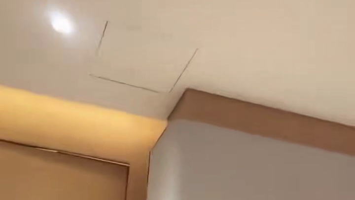 好色闪光？jee搭讪美女被当面开团