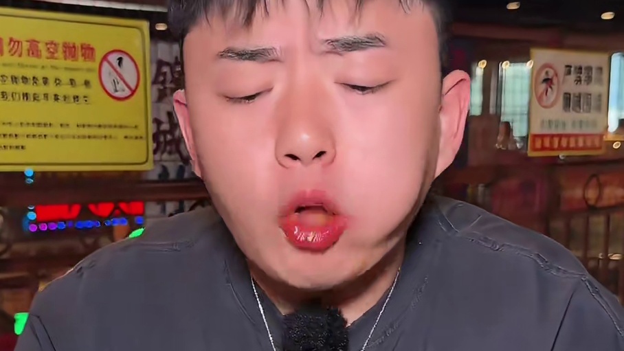用一盘辣卤拼盘化身全场显眼包！蟹柳毛肚当面嗦，牛肉牛筋当饭吃，果然跟着小孩儿哥能有大惊喜。