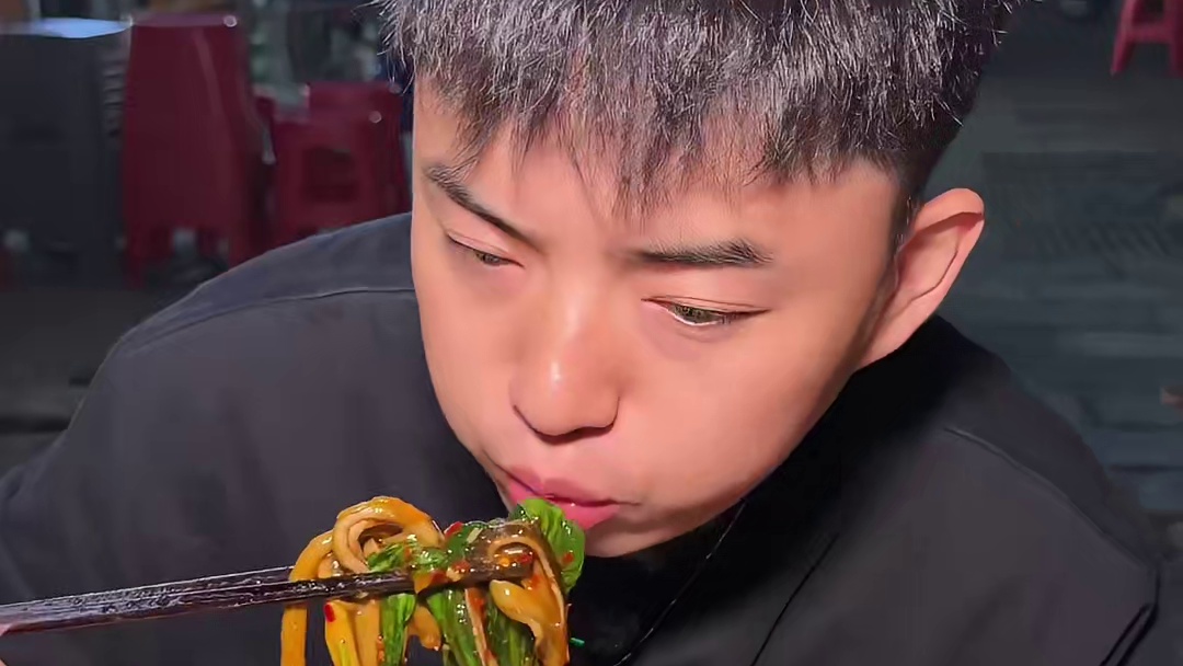 在湖北宝藏城市开启深夜爆辣爽局！鳝丝、鸡杂、碎牛肉暴揍碳水，激活童年味蕾感受12点后的恩施烟火气。