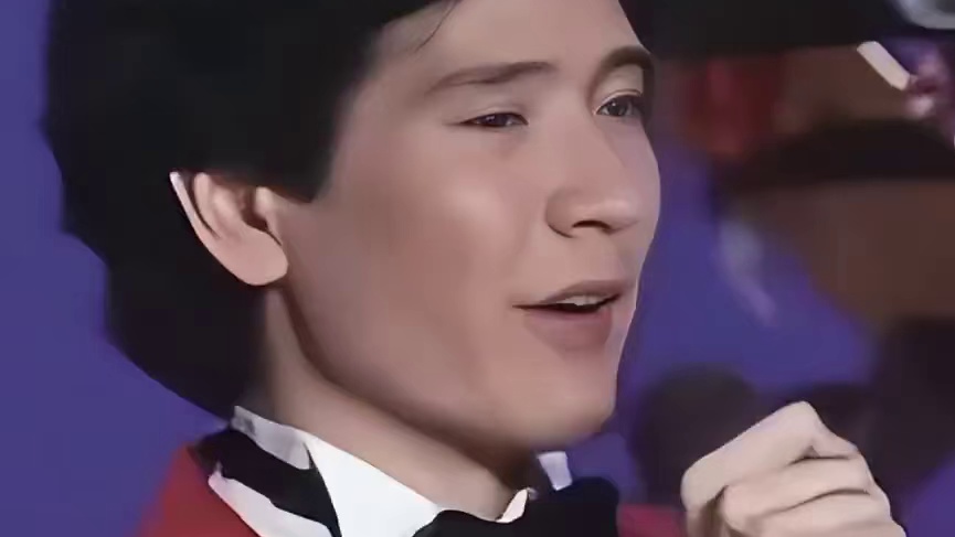 为何87年春晚导演不敢拍费翔下半身？一张高清照曝光真相，原来我们被骗了37年