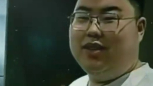 小胖发现镜头拍他的时候明显愣住了，这么落魄的一幕被记录了，还要打招呼