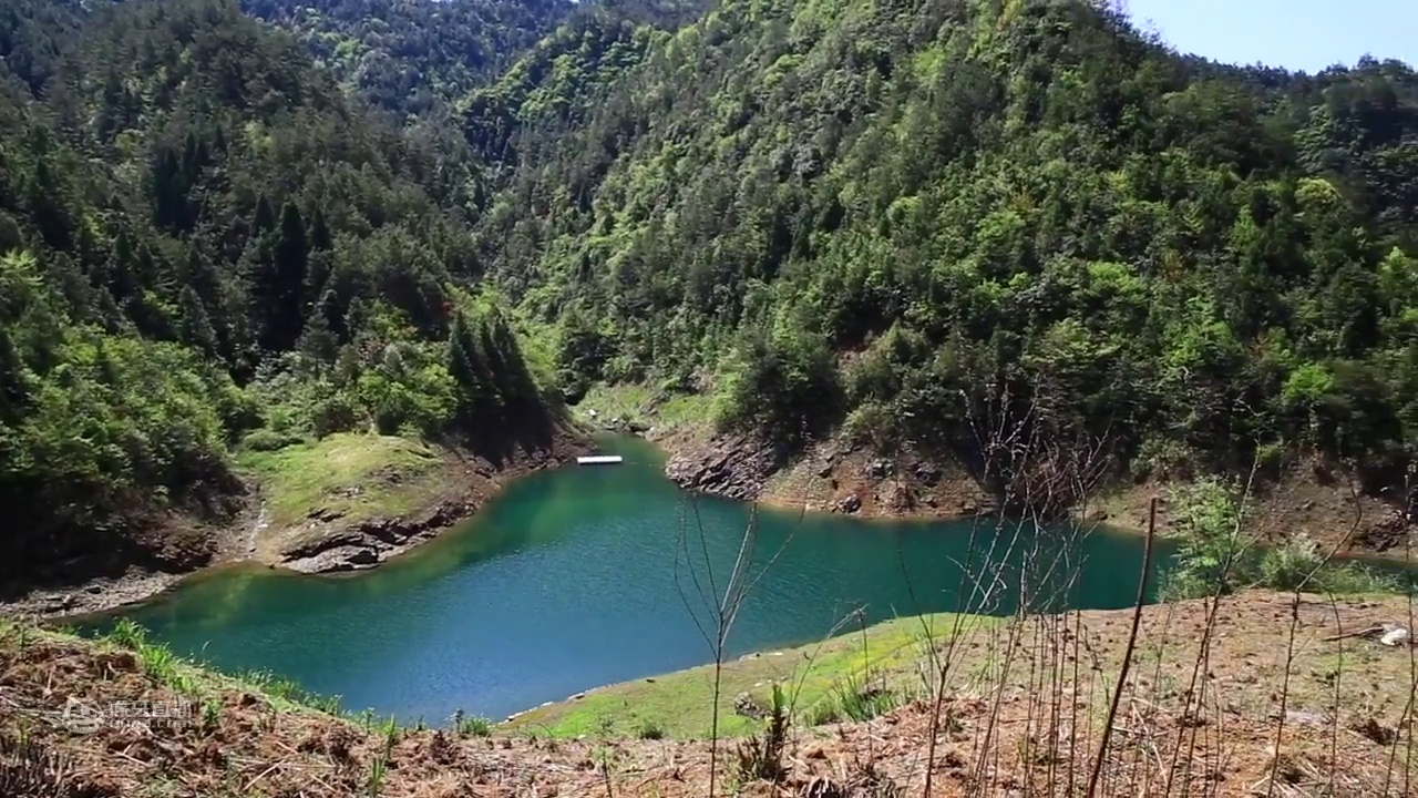  #挑战荒野30天  穿越山谷达到目的地，没收私人物品生存挑战开启，这是与大自然的较量。 #野外生存