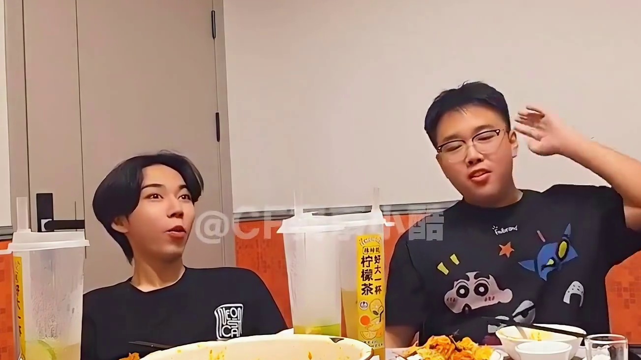林威熬夜看嘉伟第一视角学习，又看不懂的地方不耻下问，虚心求教嘉伟哥，嘉伟也耐心解答，牛马威真的很努力