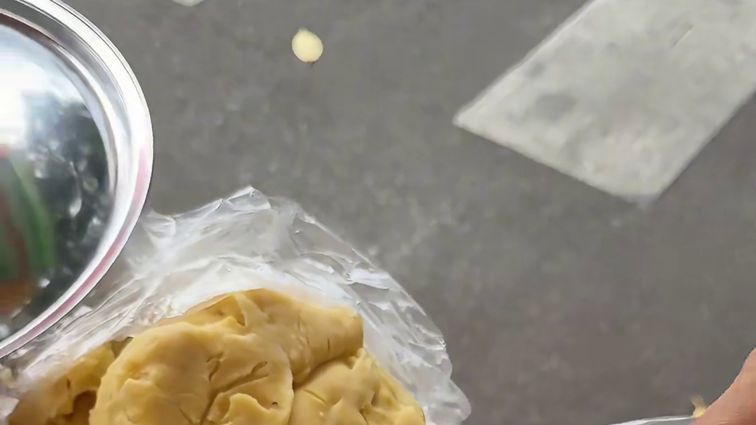 柳州两块钱的糯米饭竟然还带香肠，配上粉粉的绿豆好好吃！