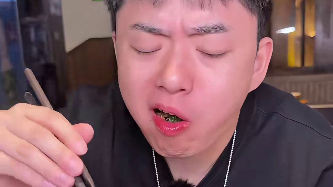 谁懂夏天为了这口酸汤牛肉跑一趟贵阳有多爽！鲜切现烫，肉嫩肚脆，加上一碗贵阳三宝盖饭，又是蛋白质拉满的自律盛宴！
