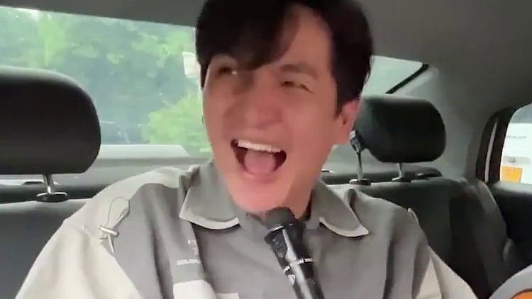 配音整蛊路边摊帅哥，吃面声音太搞笑