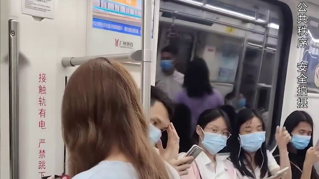 路人从众测试，隐形椅整蛊，小哥哥人傻了