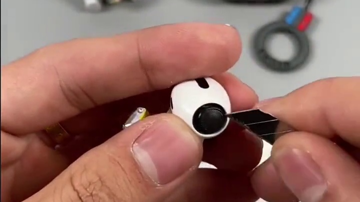 这是我在快手花99买的三代蓝牙耳机，今天来给你们测评一下我的使用体验效果怎么样？到底值不值得入手？

