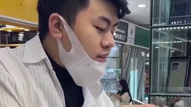华强北真的是无奇不有啊，把碳纤维这个东西玩到了极致！ #碳纤维 #华强北 #二手机