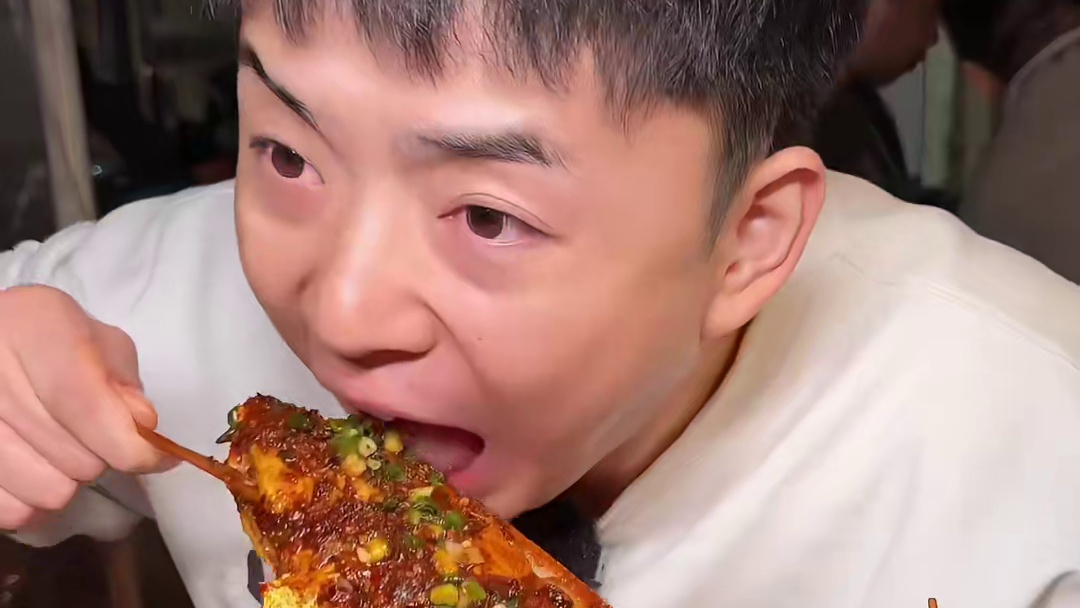 山城烧烤摊能有多抽象！位置奇特，菜品爆香，超大耗儿鱼加上碳烤猪蹄，一口开启入夏超爽体验！