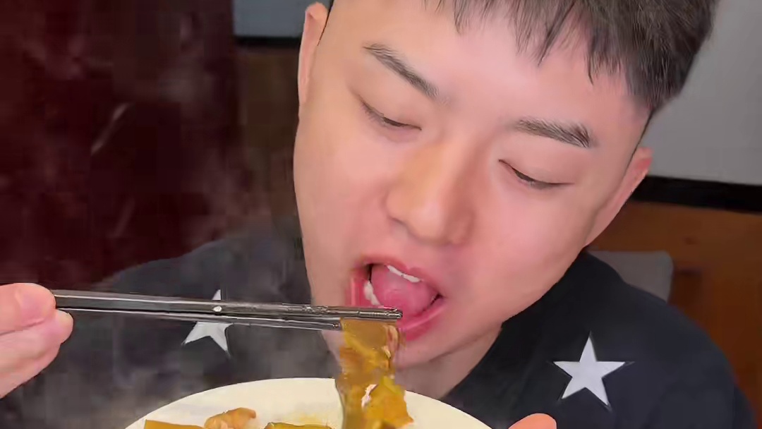 在鱼米之乡解锁硬核甲鱼锅！浓香汤汁熬煮出满满胶原蛋白，软糯裙边配上浇汁捞饭，直接给川渝人吃上头了！