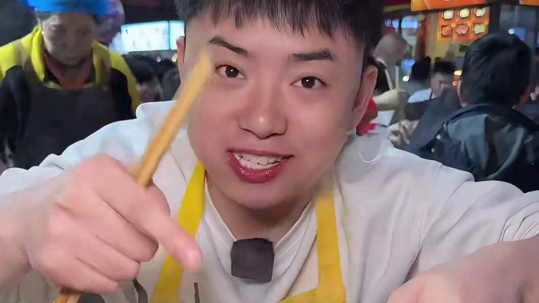 被重庆的爆辣盛宴刷新认知！超大海虾加巨型章鱼足，小臂长的酥肉搭配整只鸡腿串串！关键这价格真的吃无语了！