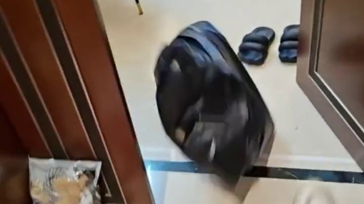 小小酷被拉黑了只因为踢了她的东西