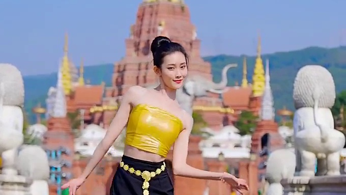没有月光，只有一束光～#月光下的凤尾竹 #傣族舞
