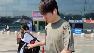 后天打樂觀戰(zhàn)隊LGD，TES選手們已經(jīng)抵達比賽地深圳，考慮到耳鳴的Jackeylove坐高鐵，其他人