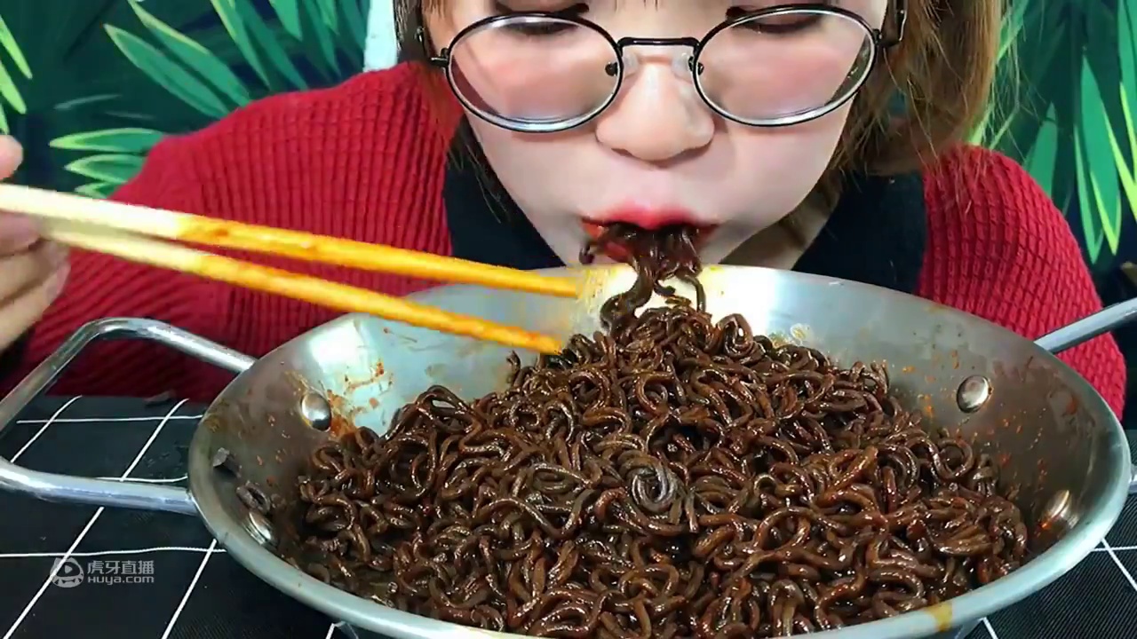 一次性挑战三桶鬼椒面！
眼泪流了下来！
你们吃过鬼椒面吗？ #鬼椒面 #挑战鬼椒面