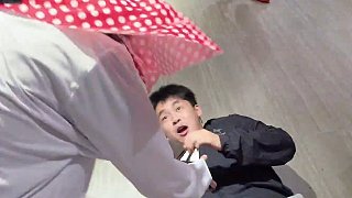 男子躺倒速被查看后起身