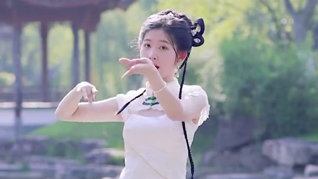 能看出我的扇子是从哪拿出来的嘛 #古风舞蹈