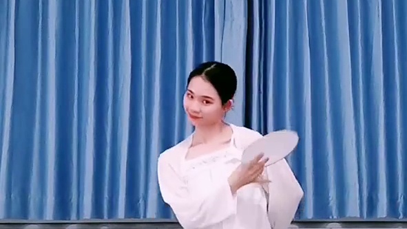 我提着一壶酒来
看花开花败
看我把春色拥入怀
慢慢采 
 #古典舞 #幼师考编舞蹈