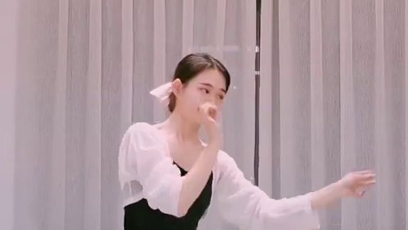 她眷恋梨花泪，静画红妆等谁归。 #幼师考编舞蹈 #古典舞
