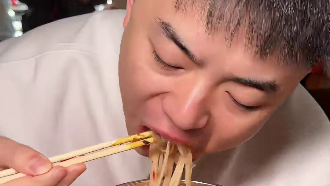 用一锅牛骨浓汤熬煮出两种春日绝味！清汤鲜美，红汤浓郁！10几种小料自行diy感受西昌米粉的独特魅力！