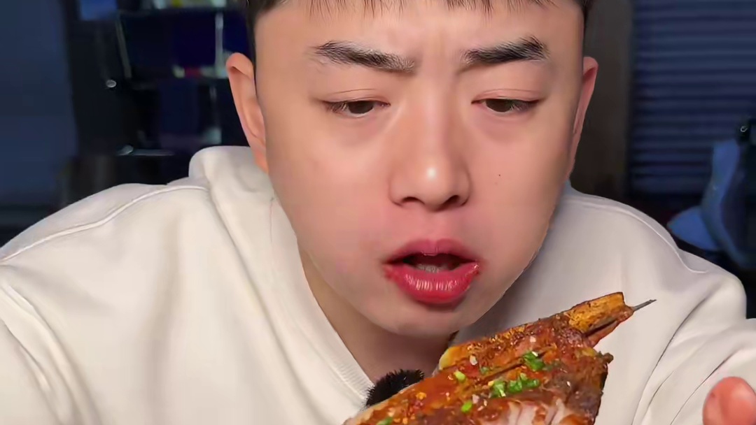建议全国普及西昌串烤！猛火炙烤的小猪儿肉加上爆香牛筋小肠，揭秘西昌烧烤的深夜内幕！