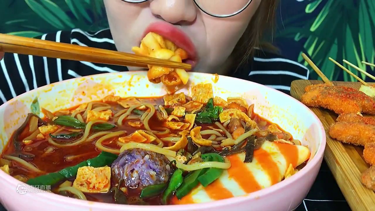 晚上好呀
今天吃个完整版加臭加辣螺蛳粉啦～
这个点
饿了吧
 #大口嗦粉 #美食吃货 #深夜放毒系列