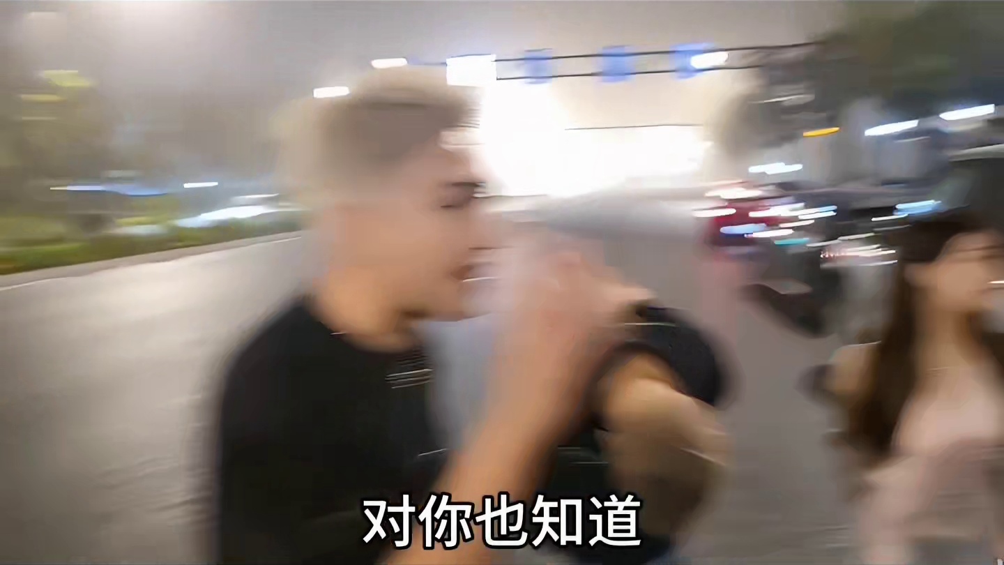 极品妹子主动说给小酷一次，小酷不相信喊她去厕所解决？