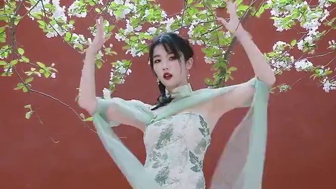 五月份你有什么期待的花花呢？ #旗袍 #中国风 #小姐姐