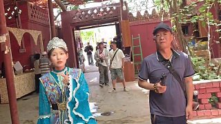 好奇嘗試沙療埋沙體驗