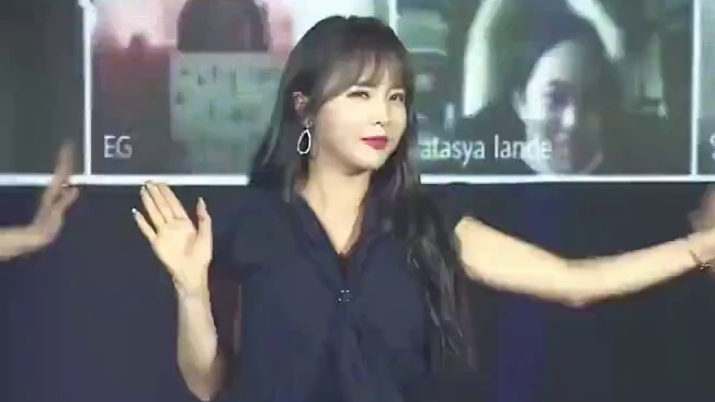 路灯下的小姑娘 #洪真英 #全世界最好的你