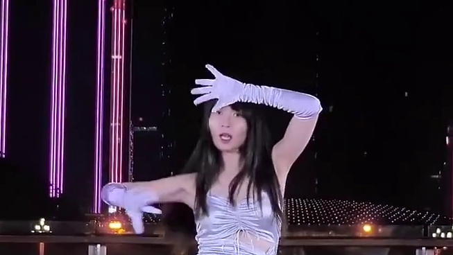 
超人气宅舞UP主：JacQwist
喜欢的小伙伴就打开AcFun，关注“JacQwist”小姐姐～