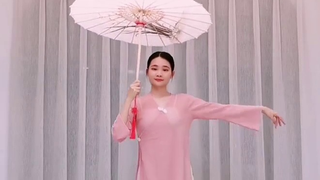 微风渐渐，微雨点点，走在*南青石板的胡同小道里:我撑-把油纸伞，去寻找那独特的感觉! #幼师考编 #