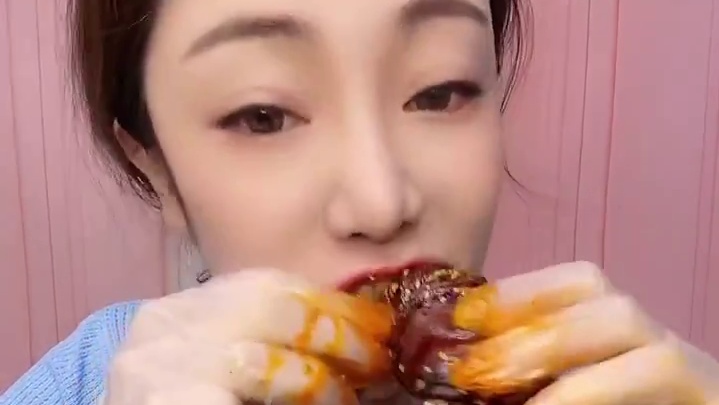 来啦家人们！超大号的冒油猪捆肠看的过瘾来个关住＋爱心❤直播啦直播啦直播啦 @沂蒙春姐(O3xfyb2