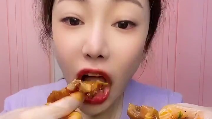 来啦家人们！软糯牛蹄筋满满的胶原蛋白记得来个关住＋爱心❤直播啦直播啦直播啦 @沂蒙春姐(O3xfyb