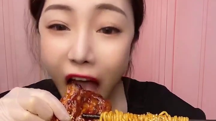 来啦家人们！久违的超辣火鸡面➕超大号鳗鱼火鸡面YYDS配啥都好吃！看的过瘾来个关住＋爱心❤直播啦直播