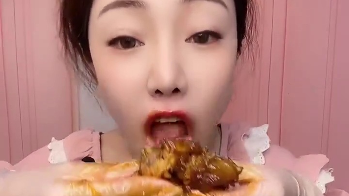 来了！巨型牛窝骨一个快两斤看的过瘾来个关住＋爱心❤直播啦直播啦直播啦 @沂蒙春姐(O3xfyb2jw
