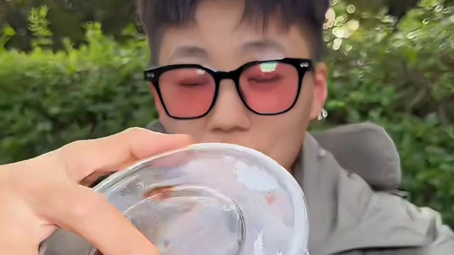 街边偶遇铺满蜜枣的甑糕~6块钱这实实在在的一碗也太满足了~