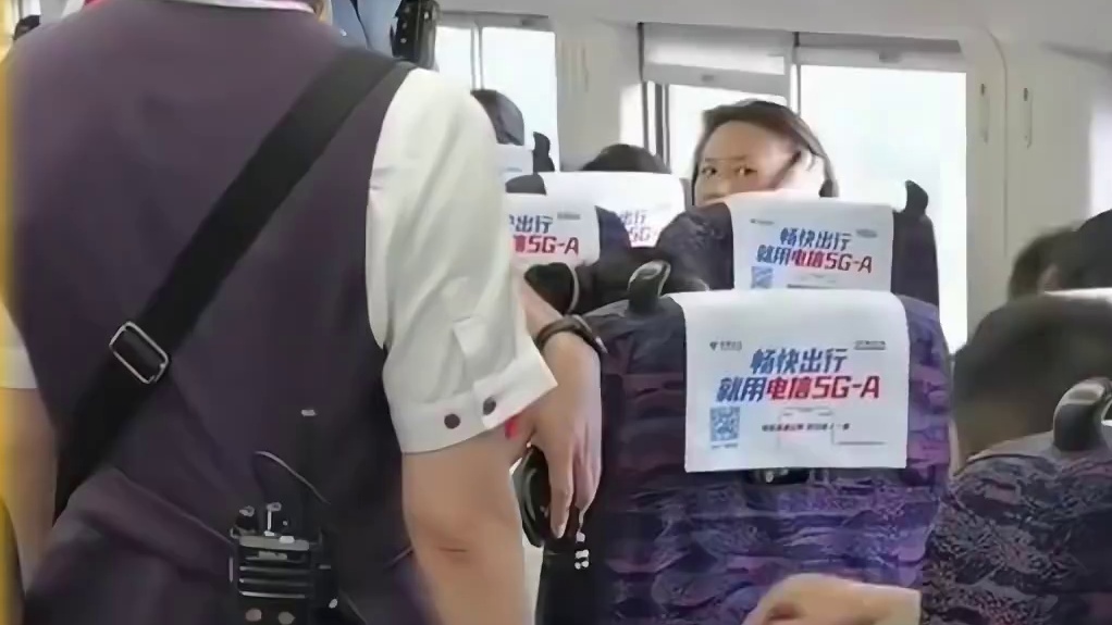高铁上男子把一捆钱堆在小桌板上，乘务员和乘警好心提醒反被怼 “我卡里有600多万，你才挣几个钱？”