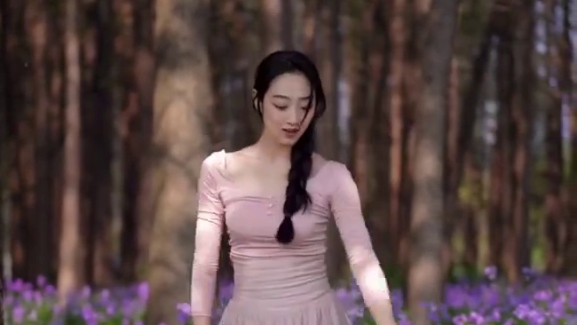 世界的温柔是晚来的善意，和干净纯真的你 #紫色花海 #舞蹈 #摄影