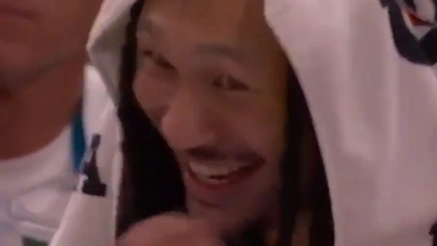 在家看比赛，我都不敢离电视那么近，怕我影响亚历山大投篮。