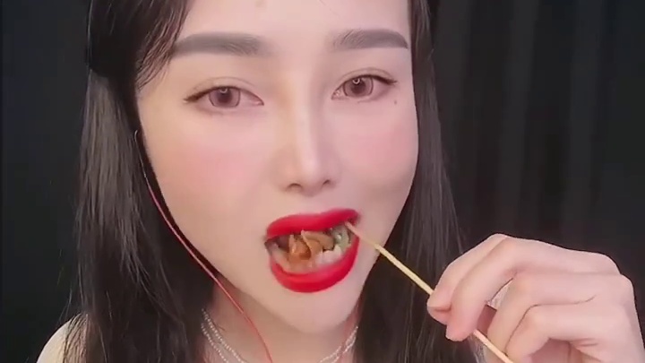 让肠➕无辜鸭爪  这两种食物你更喜欢哪一种？ 